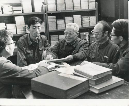 徐中舒先生给古文字研究所和助手解释铜器.jpg