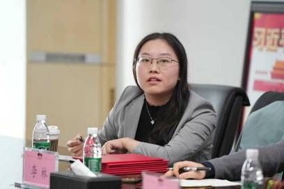 女人坐在桌子前
AI 生成的内容可能不正确。