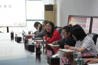 一群人坐在桌子前
AI 生成的内容可能不正确。